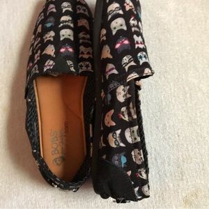 Skechers Bobs slip on shoes with decorative cats on top of shoes